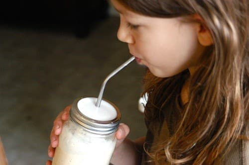 Hút từng ngụm nhỏ đồ uống bằng ống hút, sẽ giúp giảm nguy cơ ố vàng răng, đặc biệt là răng cửa. 