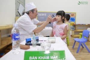 Các bác sĩ ân cần, vui vẻ khiến việc thăm khám cho các bé trở nên nhẹ nhàng hơn