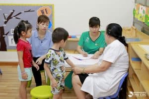 Lắp đặt hệ thống camera và nối mạng với tất cả lớp học giúp phụ huynh có thể giám sát hoạt động của trẻ và hoạt động giảng dạy của giáo viên.