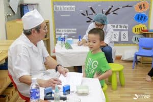 luôn tổ chức các hoạt động biểu diễn khi có thể để các con thể hiện tài năng của mình và để luôn củng cố tính tự tin cho các con. Cung cấp trực tiếp thông tin về sự tiến bộ