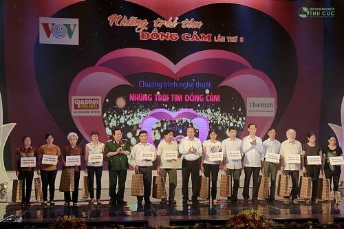 Tại chương trình, Ban tổ chức đã trao tặng sổ tiết kiệm (trị giá 5 triệu đồng) cho gia đình có trẻ mắc bệnh hiểm nghèo, trẻ em nhiễm chất độc màu da cam,…