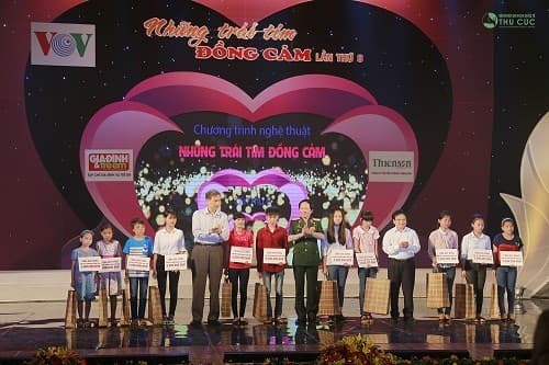 Và 12 suất học bổng (mỗi suất trị giá 5 triệu đồng)