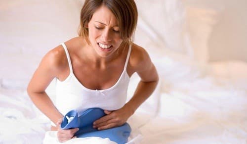 Đau ruột thừa có thể có một số biểu hiện tương tự như những thay đổi khó chịu thường gặp trong thai kỳ, chẳng hạn như đau quặn bụng, buồn nôn và ói mửa. 