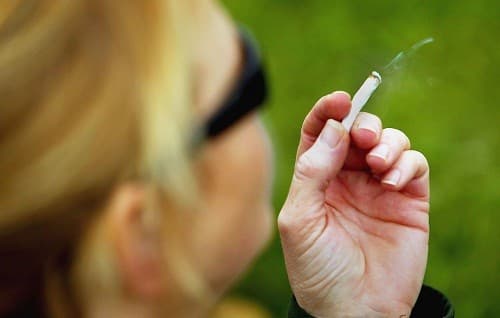 Không hút thuốc hoặc ở trong khu vực có nhiều khói bụi sau khi cắt amidan. 