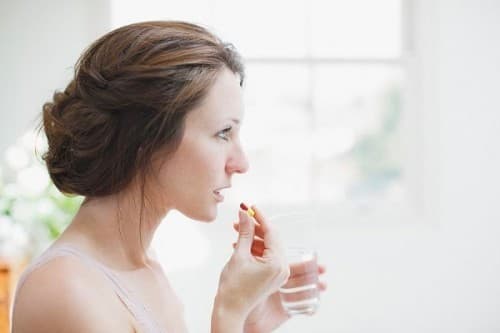 Để chữa viêm thanh quản người bệnh có thể dùng thuốc theo chỉ định cụ thể của bác sĩ