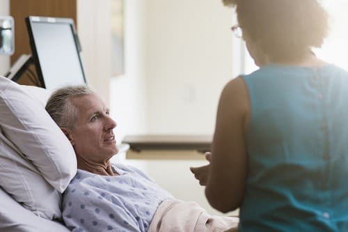 Bệnh nhân có thể về nhà khoảng 1 - 2 ngày sau phẫu thuật và hồi phục hoàn toàn sau một vài tuần. 