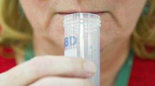 Nước bọt có máu &#8211; Tìm hiểu về nguyên nhân, triệu chứng