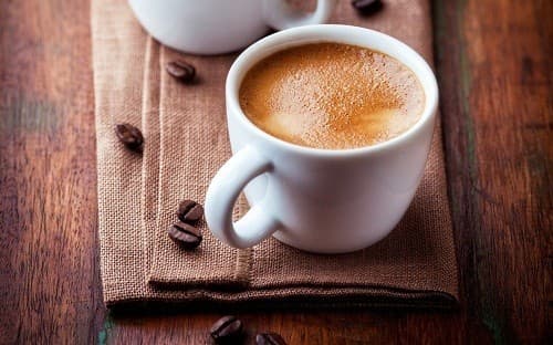 Người bệnh sỏi thận nên hạn chế tiêu thụ các loại đồ uống có chứa nhiều caffeine như cà phê, trà, soda...