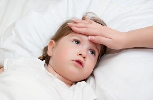 Khi bị viêm amidan cấp, người bệnh sẽ có biểu hiện rét run, sốt cao, chán ăn...