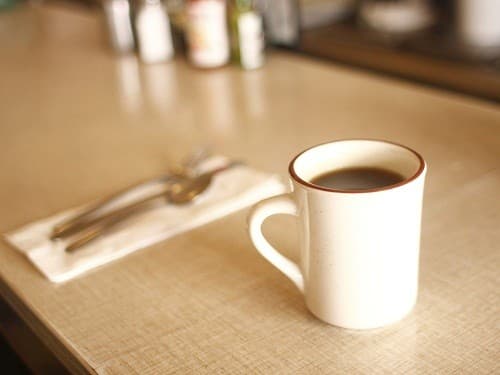 Đồ uống có chứa caffeien cũng nằm trong danh sách những thực phẩm cần kiêng cho người bệnh u xơ tử cung. 
