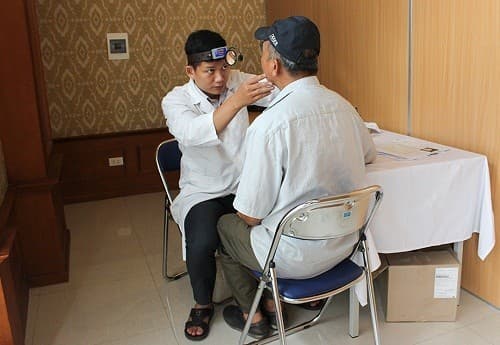 Khi thấy những dấu hiệu bệnh về tai mũi họng, người bệnh cần đi khám để có cách điều trị hiệu quả