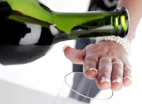 Để phòng viêm đại tràng mạn tính cần áp dụng chế độ sinh hoạt lành mạnh, không uống bia rượu...