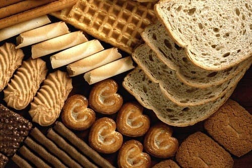 Người bệnh nên tránh các sản phẩm có chỉ số đường huyết cao như bột mì trắng, bánh kẹo ngọt, nước trái cây, ngũ cốc ít chất xơ, bánh gạo và khoai tây.