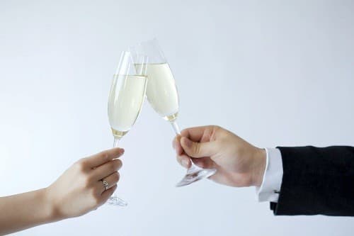 Rượu và caffeine có thể gây trở ngại cho sự cân bằng tâm trạng, giấc ngủ, chức năng tuyến giáp và thuốc điều trị bệnh cường tuyến giáp. 