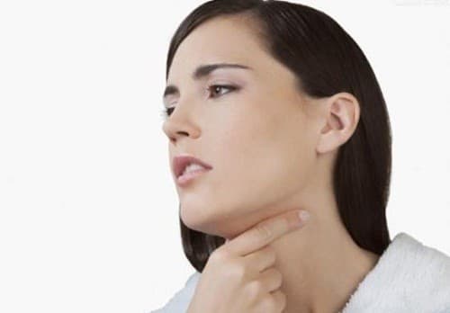 Bị khàn tiếng lâu ngày có thể cảnh báo nhiều bệnh như viêm thanh quản mạn tính, hạt dây thanh...