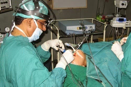 Để ngăn ngừa biến chứng sau khi cắt amidan, người bệnh cần đi khám và điều trị tại bệnh viện uy tín