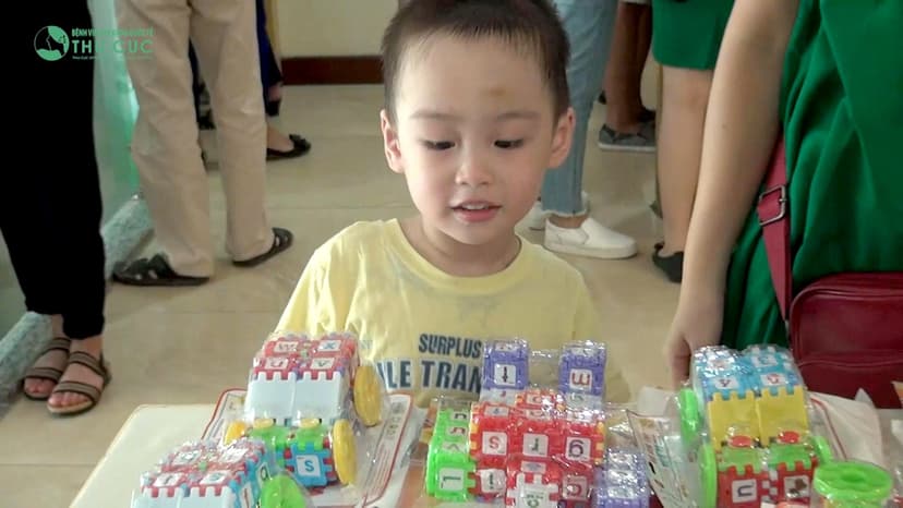 BV Thu Cúc tặng quà cho thiếu nhi 1.6