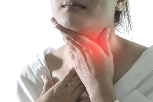 Viêm amidan khiến người bệnh thường xuyên đau họng, hôi miệng, sốt cao 