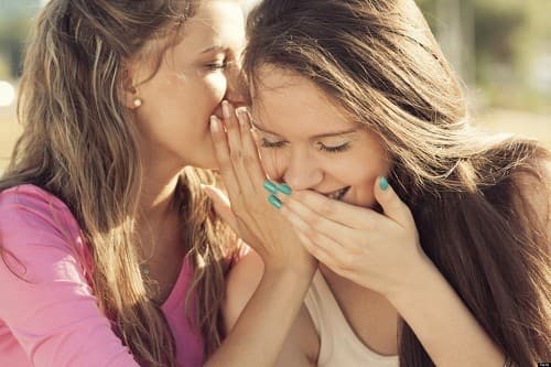 Nếu mất tiếng là do viêm thanh quản, người bệnh nên hạn chế sử dụng giọng nói, tránh nói thầm. 