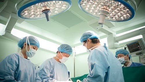 Tùy vào nguyên nhân, tình trạng và mức độ bệnah cụ thể mà các bác sĩ sẽ có cách điều trị sỏi mật phù hợp như phẫu thuật mổ lấy sỏi hoặc tán sỏi....