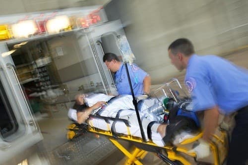 Gọi cấp cứu ngay nếu có những triệu chứng như chảy máu từ miệng, mũi... 