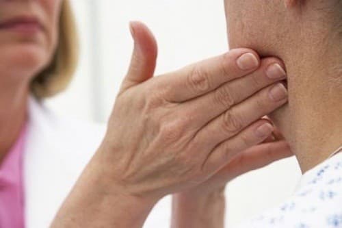 Hạch ở cổ có thể cảnh báo bệnh ung thư nên người bệnh cần đi khám để được chẩn đoán và điều trị kịp thời