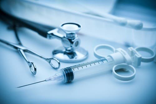 Nếu nhân giáp có kích thước lớn, gây khó nuốt hoặc khó thở, người bệnh có thể được chỉ định phẫu thuật để loại bỏ.