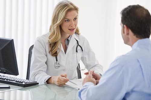 Nếu bị khàn tiếng kéo dài hơn 2 tuần, người bệnh cần nhanh chóng tới bệnh viện để kiểm tra và điều trị ngay. 