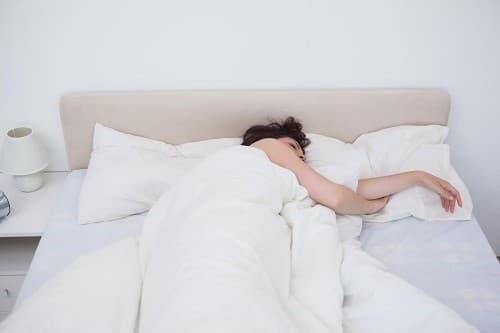 Người bị quai bị không nên đi học, đi làm hay tụ tập chỗ đông người và tránh tiếp xúc với người khác để hạn chế nguy cơ lây bệnh.