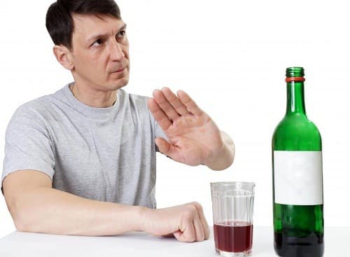 Kiêng ăn gì sau khi mổ viêm ruột thừa. Người bệnh cũng cần kiêng rượu bia và các đồ uống có gas sau khi mổ viêm ruột thừa