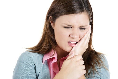 Rối loạn thái dương hàm thường có triệu chứng như đau quai hàm, khớp thái dương hàm, đau xuất hiện khi có hoặc không có cử động hàm.