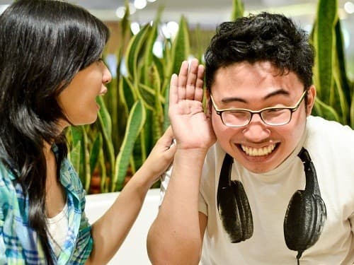 Nghe kém là một trong những biến chứng có thể gặp của bệnh quai bị.