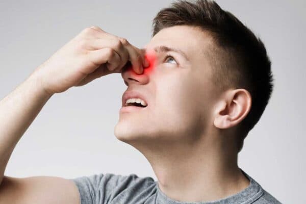 Người mắc polyp mũi có thể cảm thấy khó thở, nghẹt mũi, mất vị giác