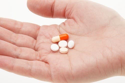 Sử dụng thuốc kháng sinh nếu người bệnh bị sốt hoặc có mủ hoặc nếu nguyên nhân gây bệnh là do vi khuẩn.