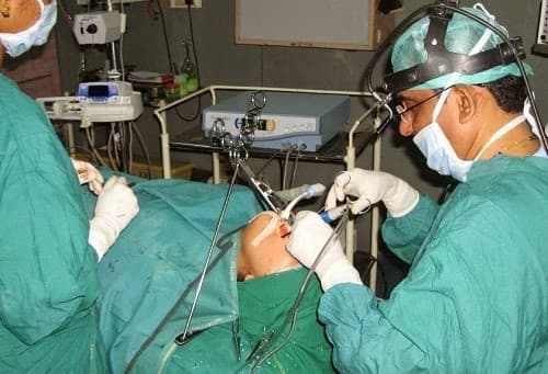 Phẫu thuật cắt amidan được chỉ định điều trị khi bị viêm amidan quá phát