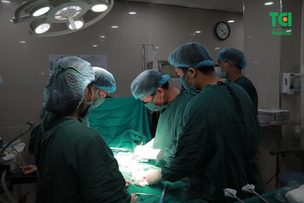 Bệnh nhân được tư vấn và phẫu thuật bởi đội ngũ bác sĩ giỏi của bệnh viện Thu Cúc và nhiều bác sĩ đầu ngành đã từng thực hiện xử trí, mổ u xơ tử cung ở bệnh viện 108, bệnh viện phụ sản và các bệnh tuyến trung ương khác.