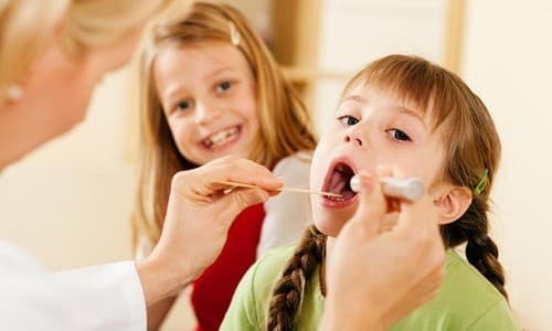 Cha mẹ cần đưa trẻ đi khám và điều trị sớm bệnh viêm VA