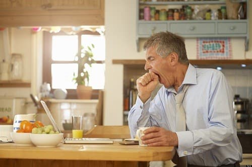 Suy giáp thường khiến người bệnh cảm thấy mệt mỏi và nhạy cảm với lạnh, nhiều trường hợp còn bị sụt cân.