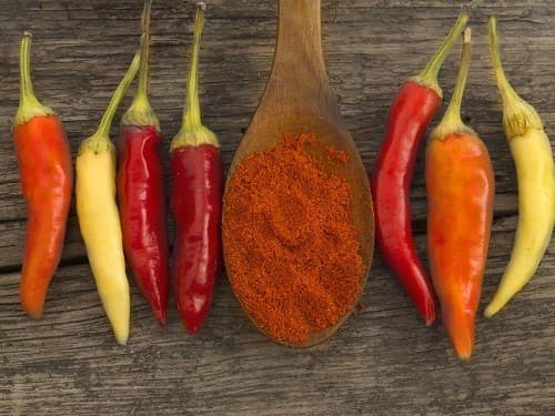 Thức ăn cay như ớt và cà ri có thể gây kích ứng dạ dày và làm trầm trọng thêm vấn đề tiêu hóa hiện có.