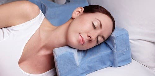 Nâng cao đầu sẽ giúp giảm chảy máu và sưng. 