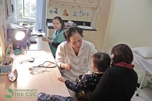 Cha mẹ cần đưa trẻ đi khám để phát hiện và điều trị sớm bệnh
