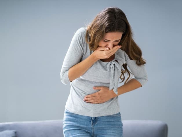 đau lưng sau ăn kèm ợ nóng