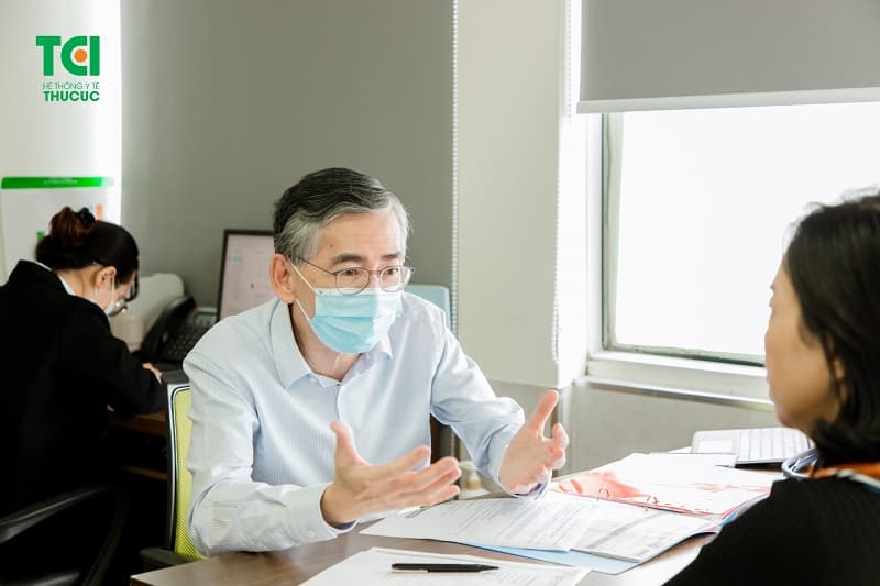 TS.BS Lim Hong Liang – Bệnh viện Thu Cúc, đang tư vấn điều trị ung thư cho người bệnh.