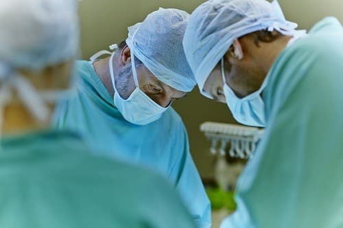 Mổ bướu cổ có nguy hiểm không? Nhìn chung phẫu thuật điều trị bướu cổ được đánh giá là an toàn với tỷ lệ rủi ro xảy ra biến chứng ở mức rất thấp, ước tính là 1 – 2%. 