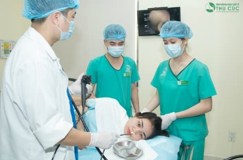 Bác sĩ đưa ống soi kích thước rất nhỏ qua đường mũi đã gây tê, xuống thực quản, dạ dày, tá tràng.