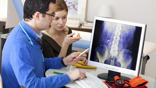 Không chỉ gây ra những cơn đau, khó chịu cho người bệnh, sỏi thận còn có thể kéo theo nhiều biến chứng nguy hiểm, ảnh hưởng xấu tới sức khỏe như tắc đường tiểu, suy thận cấp và mạn tính, vỡ thận...