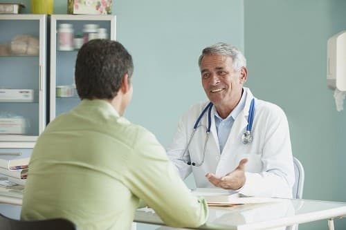 Khi phát hiện bệnh lý thoát vị bẹn, dù là trẻ em hay người lớn bạn cũng nên gặp bác sĩ chuyên khoa để được tư vấn và tiến hành phẫu thuật vì thoát vị bẹn không thể tự khỏi được.