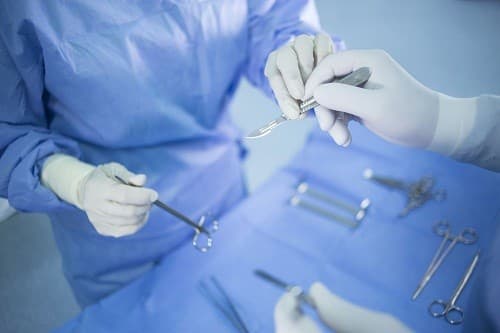 Căn cứ vào tình trạng cụ thể, bác sĩ sẽ tư vấn phương pháp điều trị phẫu thuật phù hợp nhất với người bệnh.