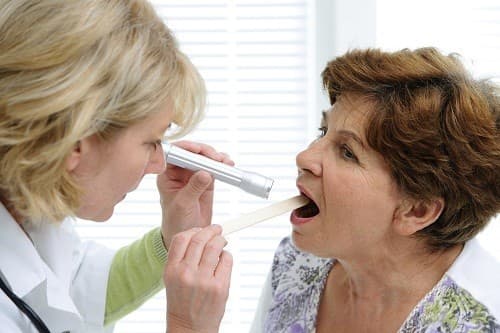 Khi nghi ngờ có các triệu chứng viêm tuyến nước bọt, bác sĩ sẽ tiến hành thăm khám tuyến nước bọt. 