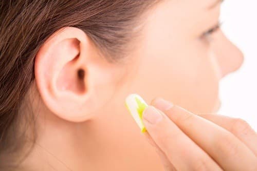 Nếu ù tai là do kết quả của việc tiếp xúc với tiếng ồn lớn, người bệnh có thể điều trị bằng cách tránh tiếp xúc với tiếng ồn hoặc sử dụng dụng cụ che chắn tai. 